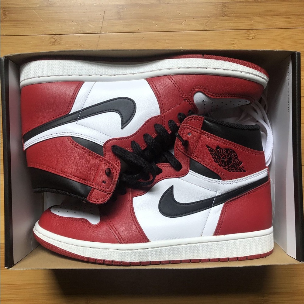 Air Jordan 1 High Chicago (Size 9)
